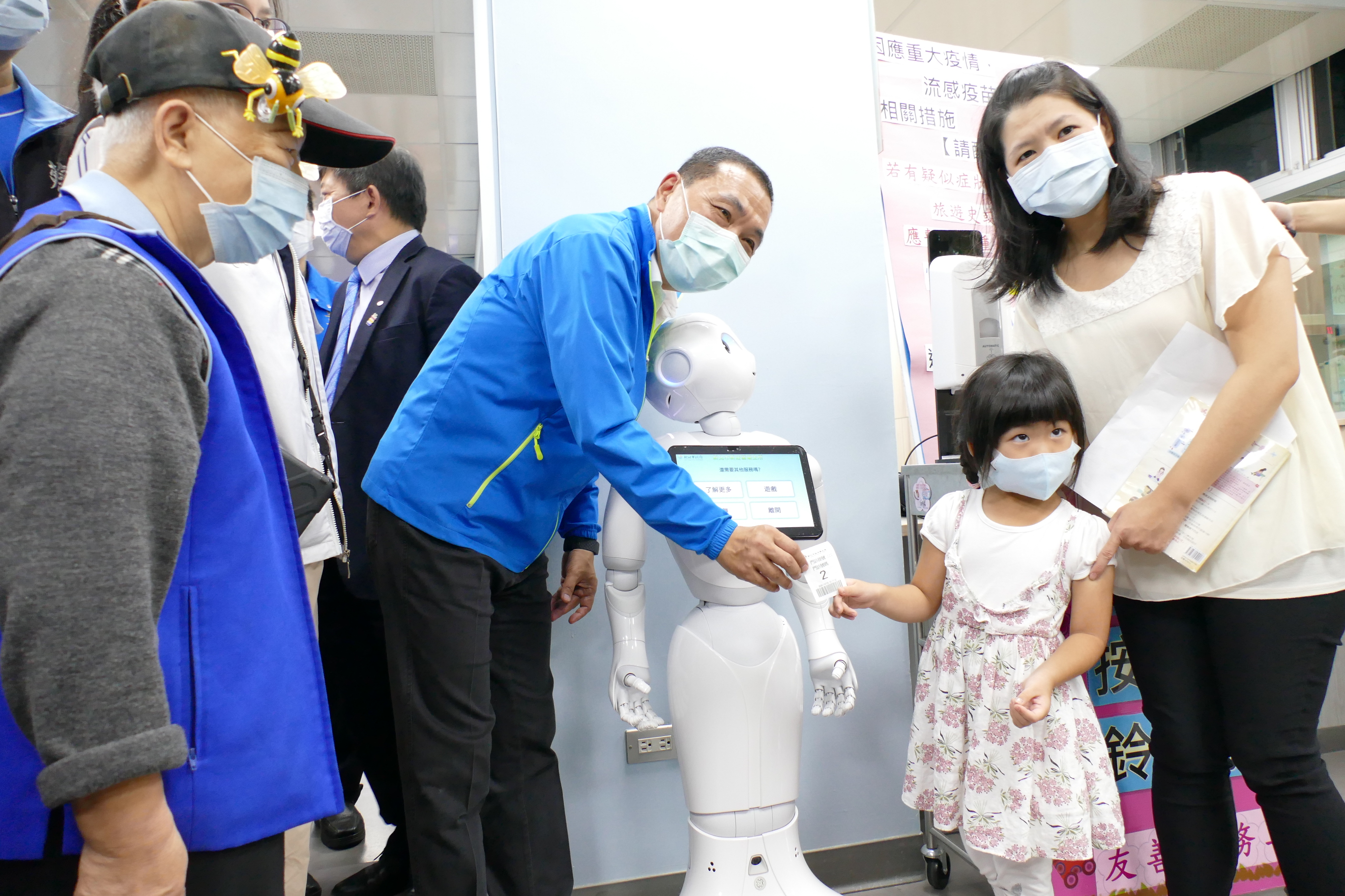 侯友宜市長體驗利用PEPPER智能機器人抽取流感注射的號碼牌